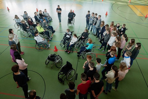 Basketballspieler mit und ohne Rollstuhl im Kreis