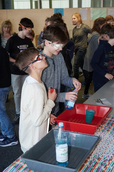 Schüler mit verbundenen Augen