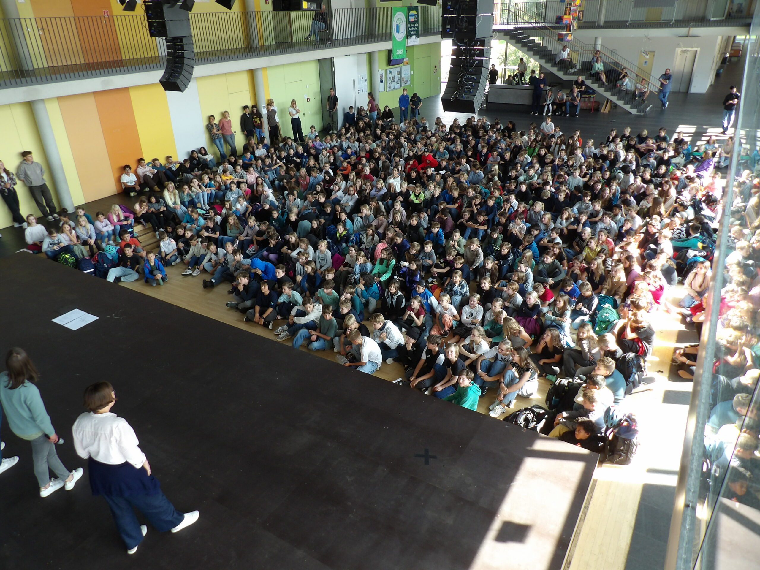 Schulversammlung in der Aula