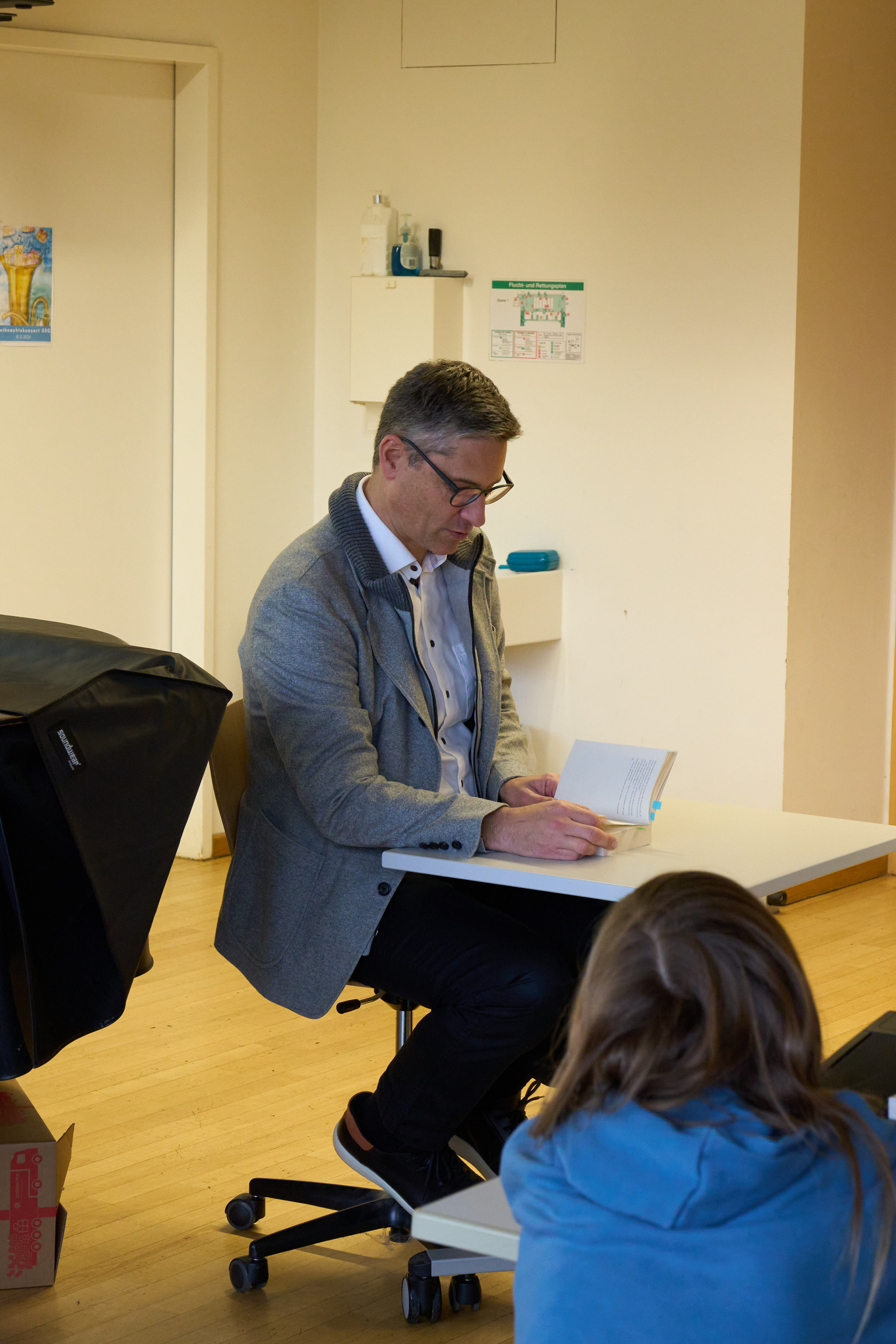 Auch Herr Wolthuis war als Vorleser im Dienst und las in der Klasse 5a aus dem Roman "Wunder" vor.