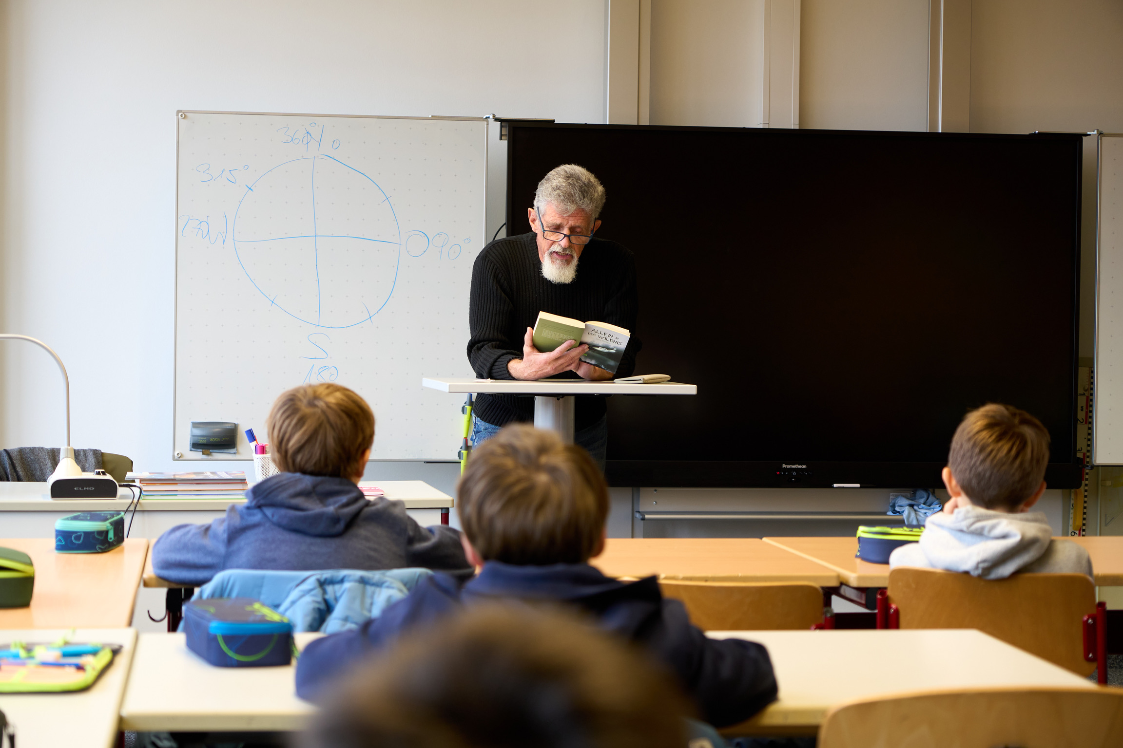 Manche Dinge verlernt man nicht: Klaus Kamilli, Deutschlehrer im Ruhestand, zog seine Zuhörer mit dem Klassiker "Allein in der Wildnis" in seinen Bann.